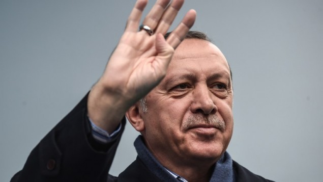 الرئيس التركي رجب طيب اردوغان خلال خطاب في اسطنبول، 26 مارس 2017 (OZAN KOSE / AFP)
