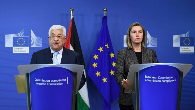 رئيس السلطة الفلسطينية محمود عباس خلال مؤتمر صحفي مشترك مع وزيرة خارجية الاتحاد الاوروبي فيديريكا موغيريني في مقر الاتحاد الاوروبي في بروكسل، 27 مارس 2017 (AFP Photo/Emmanuel Dunand)
