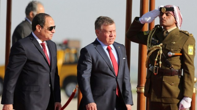 العاهل الاردني الملك عبد الله الثاني يستقبل الرئيس المصري عبد الفتاح السيسي في مطار الملكة عليا الدولي في عمان، 28 مارس 2017 (KHALIL MAZRAAWI / AFP)
