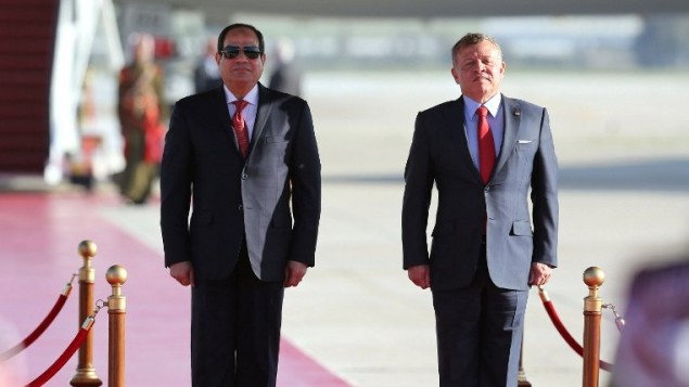 العاهل الاردني الملك عبد الله الثاني يستقبل الرئيس المصري عبد الفتاح السيسي في مطار الملكة عليا الدولي في عمان، 28 مارس 2017 (KHALIL MAZRAAWI / AFP) العاهل الاردني الملك عبد الله الثاني يستقبل الرئيس المصري عبد الفتاح السيسي في مطار الملكة عليا الدولي في عمان، 28 مارس 2017 (KHALIL MAZRAAWI / AFP)