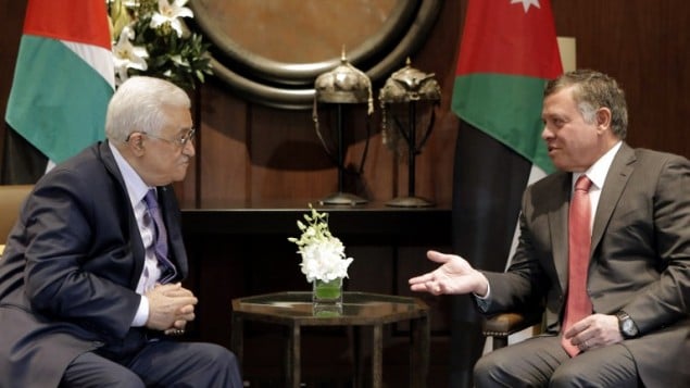 الرئيس الفلسطيني محمود عباس خلال  لقاء مع العاهل الأردني الملك عبد الله الثاني في العاصمة الأردنية، عمان، 12 نوفمبر 2017 (AFP /Khalil Mazraawi)