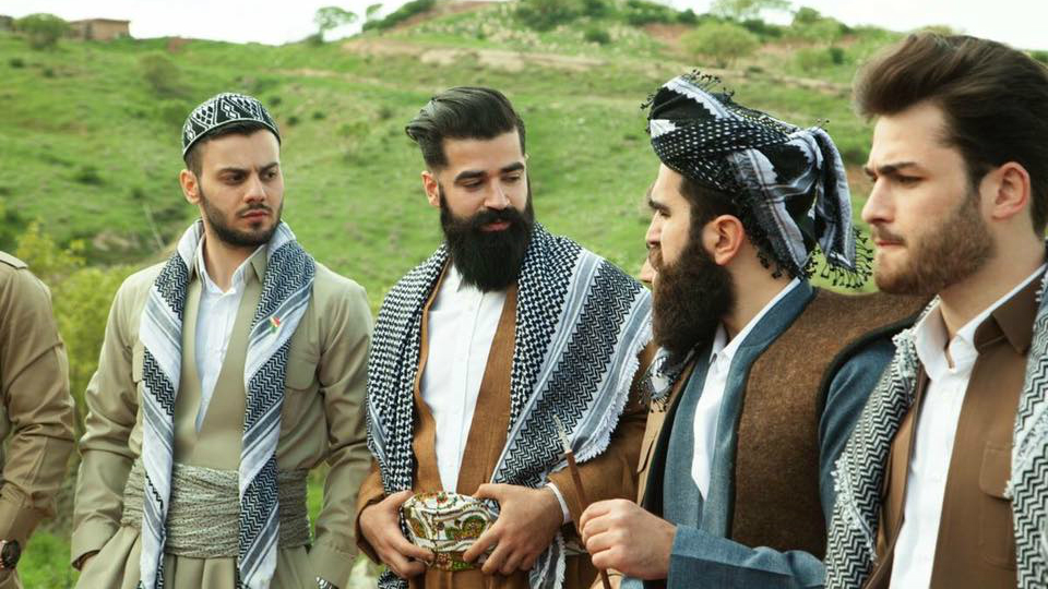 اعضاء ميستر اربيل بلباس كردستاني تقليدي، في كردستان العراق، مارس 2016 (@mustafakhayat @mkstudio)