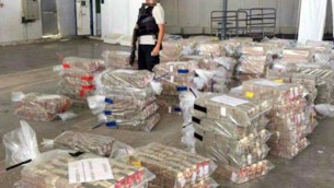 صورة نشرتها القناة الثانية تظهر جزء من حوالي 300 مليون شيكل بأوراق نقدية جاهزة للنقل الى قطاع غزة، 20 مارس 2017 (Channel 2)