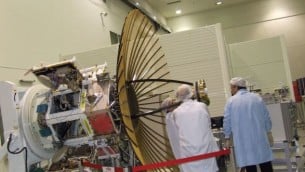 عمال يقفون أمام IDF/AF TECSAR، قمر صناعي متطور للتصوير نت إنتاج شركة صناعات الفضاء الإسرائيلية.  (IAI via Tsahi Ben-Ami / Flash90)