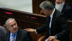 وزير المالية حينذاك يائير لابيد ورئيس الوزراء بينيامين نتنياهو في الكنيست في عام 2013. (Yonatan Sindel/Flash90)