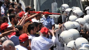 صورة ااتوضيج: شرطة مكافحة الشغب الفلسطينية في مواجهات مع متظاهرين فلسطينيين في رام الله. (Issam Rimawi/Flash90)