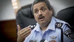 المفوض العام للشرطة روني الشيخ يتحدث مع وسائل الإعلام خلال مؤتمر صحفي في مقر الشرطة، القدس، 22 يناير، 2017. (Yonatan Sindel/Flash90)