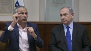رئيس الوزراء بينيامين نتنياهو ووزير المالية موشيه كحلون خلال الجلسة الأسبوعية للحكومة في القدس، 19 فبراير، 2017. (Olivier Fitoussi/Pool)