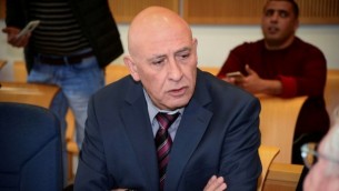 النائب السابق في الكنيست عن ’القائمة العربية المشتركة’ باسل غطاس يصل إلى قاعة محكمة الصلح في بئر السبع، 22 مارس، 2017. (Herzl Yosef/Pool)