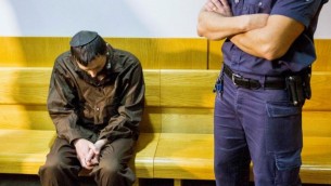 مئير إفرايم غولدشتين، المشتبه بقيامه بقطع رأس طليقته وحرق جثتها في مدينة طبريا، يمثُل أمام محكمة الصلح في الناصرة، 30 مارس، 2017. (Flash90)