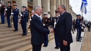 وزير الدفاع الأمريكي جيمس ماتيس (من اليسار) يرحب بنظيره الإسرائيلي أفيغدور ليبرمان عند وصوله إلى البنتاغون في 7 مارس، 2017. (Courtesy: Ariel Hermoni/Defense Ministry)