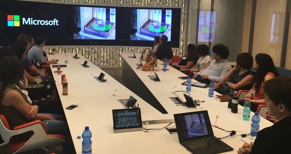 متدربون في برنامج التدريب الفلسطيني (PIP) خلال زيارة لمركز مايكروسوفت للبحث والتطوير في هرتسليا، 20 يوليو، 2016. (Courtesy) متدربون في برنامج التدريب الفلسطيني (PIP) خلال زيارة لمركز مايكروسوفت للبحث والتطوير في هرتسليا، 20 يوليو، 2016. (Courtesy)