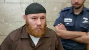 فالانتين فلاديمير موزوليفكسي، مواطن بيلاروسي-إسرائيلي متهم بمحاولة الإنضمام إلى تنظيم داعش في سوريا وسيناء، في المحكمة المركزية في الناصرة، 1 مارس، 2017. (Screen capture: Channel 10)