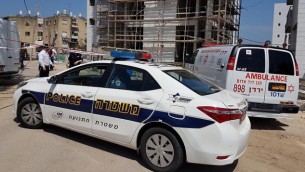 الشرطة وطواقم الإسعاف في موقع جريمة قتل في مدينة طبريا الواقعة شمال إسرائيل، 29 مارس، 2017. (MDA spokesperson)