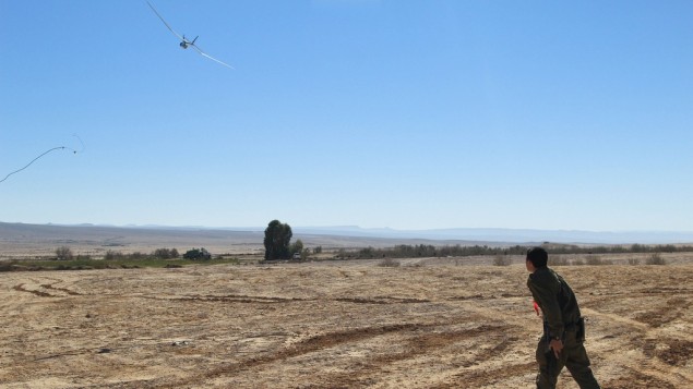 جندي يتدرب مع الطائرة بدون طيار من طراز سكايلارك (Courtesy: Cpl. Zev Marmorstein/ IDF Spokesperson's Unit)