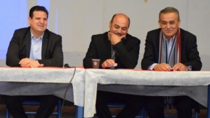 أعضاء الكنيست من "القائمة (العربية) المشتركة" أيمن عودة (من اليسار) ومسعود غنايم (في وسط الصورة) وجمال زحالقة (من اليمين) يشاركون في مؤتمر حول التطوع في كفر قاسم في 4 مارس، 2017. (Courtesy)
