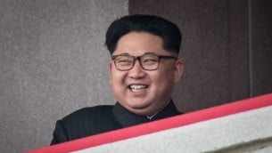 الرئيس الكوري الشمالي كيم جونغ اون يشاهد مسيرة عسكرية في بيونغ يانغ، 10 مايو 2016 (AFP/Ed Jones)