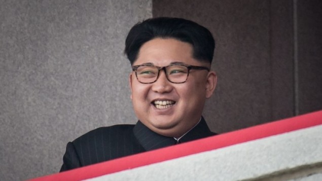 الرئيس الكوري الشمالي كيم جونغ اون يشاهد مسيرة عسكرية في بيونغ يانغ، 10 مايو 2016 (AFP/Ed Jones)
