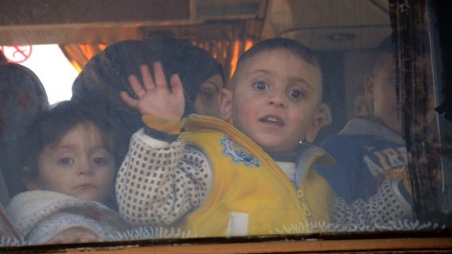 طفل سوري يلوح من شباك حافلة خلال اخلاء بلدة في محافظة حمص السورية، 19 مارس 2017 (AFP PHOTO / Nazeer al-Khatib) طفل سوري يلوح من شباك حافلة خلال اخلاء بلدة في محافظة حمص السورية، 19 مارس 2017 (AFP PHOTO / Nazeer al-Khatib)