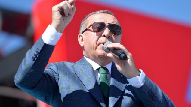 الرئيس التركي رجب طيب اردوغان خلال خطاب في انقرة، 2 ابريل 2017 (ADEM ALTAN / AFP)