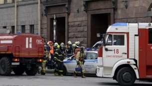خدمات الطوارئ خارج محطة مترو في سان بطسبرغ، 3 ابريل 2017 (AFP Photo/Olga Maltseva)