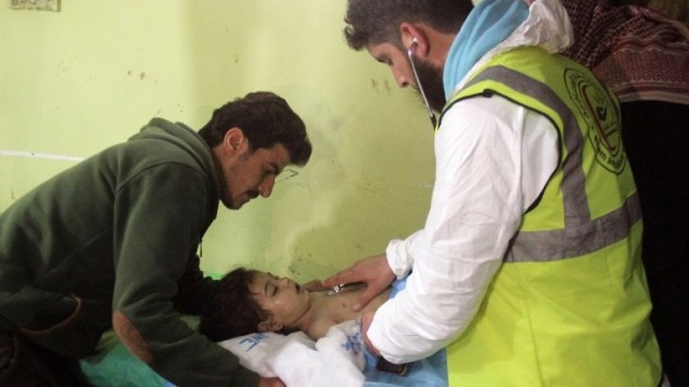 طفل سوري يتلقى العلاج في مستشفى في بلدة خان شيخون السورية، بعد هحوم بأسلحة كيميائية، 4 ابريل 2017 (AFP/Omar Haj Kadour)
