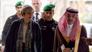 رئيسة الوزراء البريطانية تيريزا ماي مع وزير الاقتصاد السعودي محمد الجدعان في الرياض، 4 ابريل 2017 (FAYEZ NURELDINE / POOL / AFP)