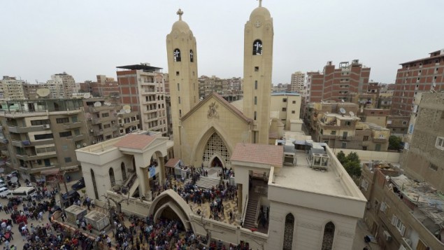 اشخاص محتشدين امام كنيسة مار جرجس القبطية في مدينة طنطا، بعد استهداف تفجير للمصلين خلال احد الشعانين، 9 ابريل 2017 (AFP/KHALED DESOUKI)