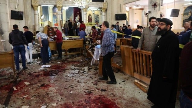 كنيسة مار جرجس القبطية في مدينة طنطا، بعد استهداف تفجير للمصلين خلال احد الشعانين، 9 ابريل 2017 (AFP Photo/Stringer) كنيسة مار جرجس القبطية في مدينة طنطا، بعد استهداف تفجير للمصلين خلال احد الشعانين، 9 ابريل 2017 (AFP Photo/Stringer)