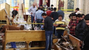محققون من البحث الجنائي يجمعون أدلة من موقع انفجار استهدف مصلين احتشدوا للإحتفال بأحد الشعانين في كنيسة مار جرجس القبطية في مدينة طنطا المصرية، التي تبعد 12- كيلومترا عن العاصمة القاهرة، في 9 أبريل، 2017. (AFP PHOTO / STRINGER)