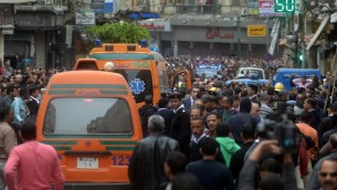 مصريون يحتشدون أمام كنيسة في الإسكندرية بعد انفجار استهدف المصلين الذين احتفلوا بأحد الشعانين في 9 أبريل، 2017. ( AFP PHOTO / STRINGER)