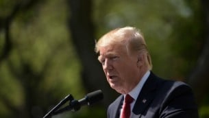الرئيس الأمريكي دونالد ترامب خلال مراسم أداء اليمين لنيل غورسوتش كقاض في المحكمة العليا الأمريكية في حديقة الزهور في البيت الأبيض، 10 أبريل، 2017 في العاصمة واشنطن. (AFP PHOTO / MANDEL NGAN)