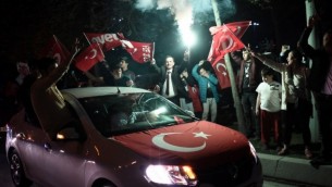 مؤيدون الرئيس التركي رجب طيب أردوغان يلوحون بالأعلام التركية خلال مسيرة بالقرب من مقر حزب ’العدالة والتنمية’ المحافظ في 16 أبريل، 2017، في إسطنبول. (AFP Photo/Ozan Kose)