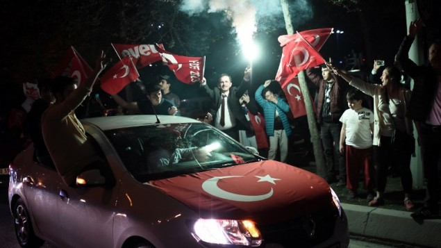 مؤيدون الرئيس التركي رجب طيب أردوغان يلوحون بالأعلام التركية خلال مسيرة بالقرب من مقر حزب ’العدالة والتنمية’ المحافظ في 16 أبريل، 2017، في إسطنبول. (AFP Photo/Ozan Kose) مؤيدون الرئيس التركي رجب طيب أردوغان يلوحون بالأعلام التركية خلال مسيرة بالقرب من مقر حزب ’العدالة والتنمية’ المحافظ في 16 أبريل، 2017، في إسطنبول. (AFP Photo/Ozan Kose)