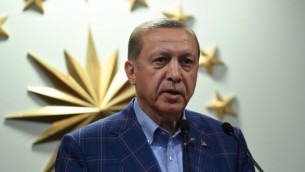الرئيس التركي رجب طيب أردوغان يلقي بكلمة في مقر حزب ’العدالة والتنمية’ المحافظ في إسطنبول، 16 أبريل، 2017. (AFP Photo/Bulent Kilic)