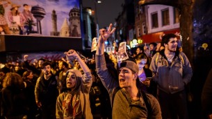 أنصار معسكر ’لا’ يحتشدون في إسطنبول للاحتجاج في 16 أبريل، 2017 بعد إعلان نتائج إستفتاء سيحدد مصير تركيا في المستقبل. (AFP PHOTO / YASIN AKGUL)