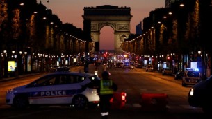 عناصر الشرطة يغلقون جادة الشانزيليزيه في باريس بعد هجوم اطلاق نار، 20 ابريل 2017 (AFP Photo/Ludovic Marin)