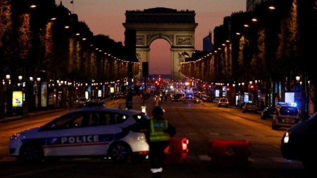 عناصر الشرطة يغلقون جادة الشانزيليزيه في باريس بعد هجوم اطلاق نار، 20 ابريل 2017 (AFP Photo/Ludovic Marin)