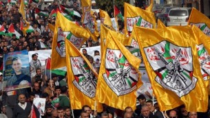 متظاهرون فلسطينيون يلوحون بأعلام حركة فتح خلال تظاهرة في وسط مدينة الخليل في الضفة الغربية، 4 نوفمبر، 2015. (AFP/HAZEM BADER)