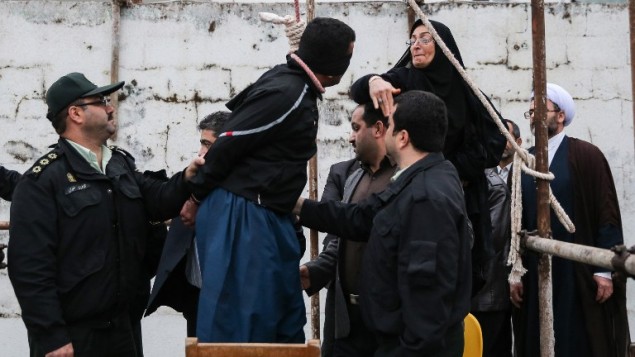 بلال عبد الله، الذي قتل الشاب علد الله حسين زاده خلال شجار في الشارع بسكين في عام 2007، يُنقذ من حبل المنشقة من قبل والدة ضحيته خلال عملية إعدام في مدينة نوشهر شمال إيران، 15 أبريل، 2014. (AFP/Arash Khamooshi/ISNA) بلال عبد الله، الذي قتل الشاب علد الله حسين زاده خلال شجار في الشارع بسكين في عام 2007، يُنقذ من حبل المنشقة من قبل والدة ضحيته خلال عملية إعدام في مدينة نوشهر شمال إيران، 15 أبريل، 2014. (AFP/Arash Khamooshi/ISNA)