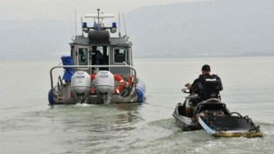 الشرطة تجري عمليات بحث عن ثلاثة شبان فُقدت آثارهم في بحيرة طبريا، 13 أبريل، 2017. (Police spokesperson)