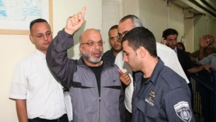 الشرطة ترافق أحمد عطون عند مغادرته لمحكمة الصلح في القدس، 3 أكتوبر، 2011. (Sliman Khader/FLASH90)