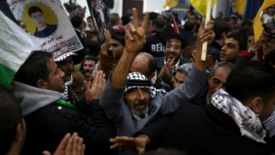 فلسطينيون يحتفلون خلال حفل إستقبال لأسرى فلسطينيين محررين في المقاطعة في رام الله، 31 ديسمبر، 2013. ( Hadas Parush/Flash90)