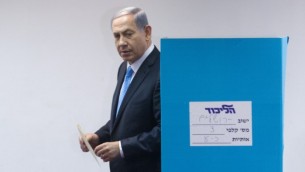 رئيس الوزراء بينيامين نتنياهو يدلي بصوته في محطة إقتراع في القدس خلال الإنتخابات التمهيدية في حزب ’الليكود’ التي أجريت قبل الإنتخابات التشريعية 2015، 14 يونيو، 2015.(Miriam Alster/FLASH90)