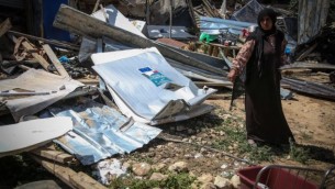 سيدة بدوية تتفقد الأضرار بعد هدم الجرافات الإسرائيلية لمنزل العائلة في تجمع الخان الأحمر في الضفة الغربية شرق القدس، 7 أبريل، 2016. (Flash90)