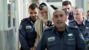 الحاخام إليعزر بيرلاند يغطي نفسه بتاليت (واح مخصص للصلاة) في محكمة الصلح في القدس خلال محاكمته بتهم إعتداء جنسي، 17 نوفمبر، 2017. (Yonatan Sindel/Flash90)