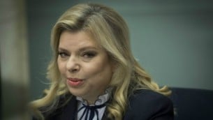 سارة نتنياهو، زوجة رئيس الوزراء الإسرائيلي بنيامين نتنياهو في الكنيست، 31 يناير 2017 (Yonatan Sindel/Flash90)