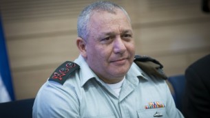 رئيس هيئة الأركان العامة للجيش الإسرائيلي غادي آيزنكوت يحضر جلسة للجنة الشؤون الخارجية والدفاع في الكنيست، 22 فبراير، 2017. (Yonatan Sindel/Flash90 )