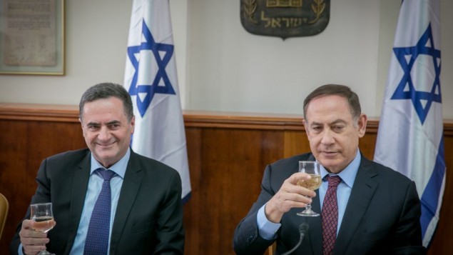 يسرائيل كاتس، من اليسار، ورئيس الوزراء بينيامين نتنياهو يرفعان
Yisrael Katz, left and prime minister Benjamin Netanyahu raise a toast for the Jewish holiday of Passover during the weekly cabinet meeting at the prime minister office in Jerusalem, on April 9, 2017. (Ohad Zweigenberg/POOL) يسرائيل كاتس، من اليسار، ورئيس الوزراء بينيامين نتنياهو يرفعان
Yisrael Katz, left and prime minister Benjamin Netanyahu raise a toast for the Jewish holiday of Passover during the weekly cabinet meeting at the prime minister office in Jerusalem, on April 9, 2017. (Ohad Zweigenberg/POOL)