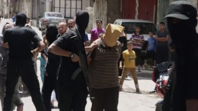 للتوضيح: مسلح تابع لحركة حماس يمسك ب’متعاون’ مزعوم في غزة، لحظات قبل إطلاق النار على المشتبه به وإعدامه، 22 أغسطس، 2014.(screenshot: YouTube) للتوضيح: مسلح تابع لحركة حماس يمسك ب’متعاون’ مزعوم في غزة، لحظات قبل إطلاق النار على المشتبه به وإعدامه، 22 أغسطس، 2014.(screenshot: YouTube)